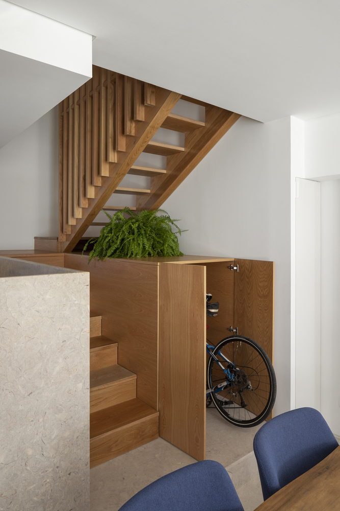 Casa GD em Cascais do atelier de arquitetura Esquissos Arquitect Escada com a parte inferior servindo como vaga para bicicleta