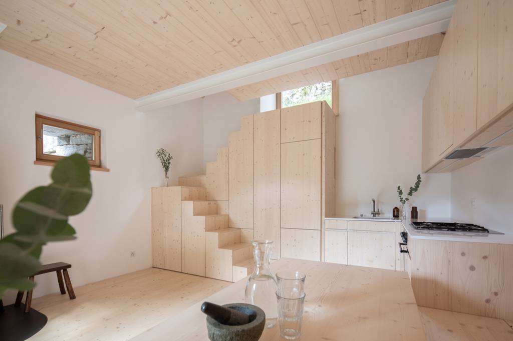 9-escadas-multifuncionais-casa.com-2 Escada de madeira com nichos fechados embaixo dela