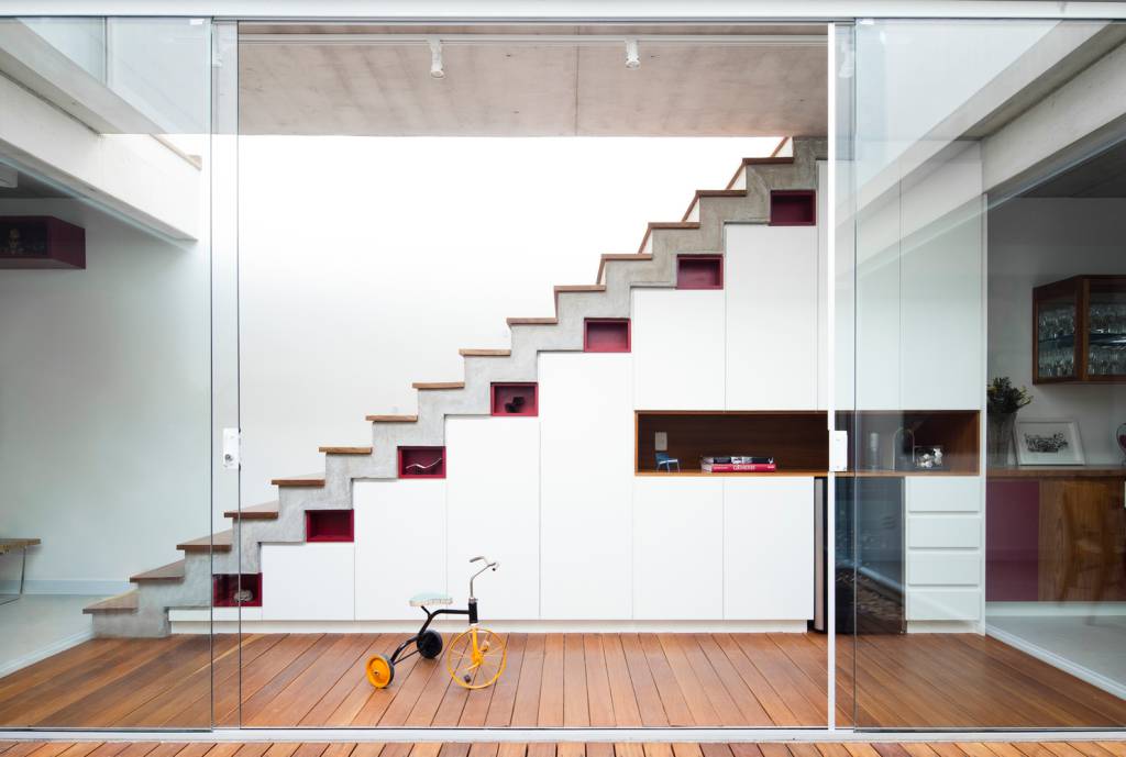 9-escadas-multifuncionais-casa.com-4 Escada branca com degraus em madeira, com a parte inferior dela servindo para expor pequenas esculturas