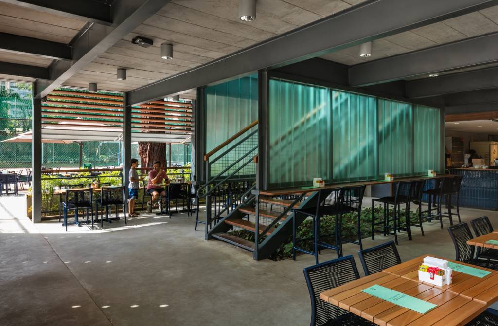 9-escadas-multifuncionais-casa.com-5 Escada de metal preto divindindo dois espaços em um restaurante