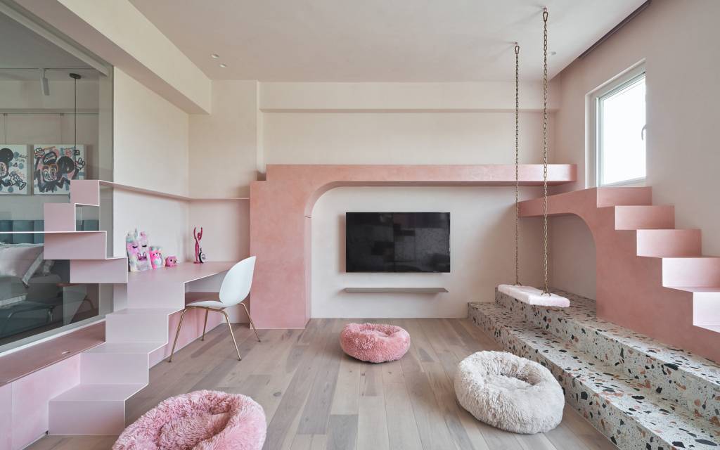 9-escadas-multifuncionais-casa.com-9 Escada rosa para gato com comprimento em torno das três paredes brancas