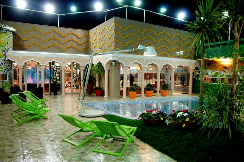 No Big Brother 6 da Alb&acirc;nia, que aconteceu em 2013, a decora&ccedil;&atilde;o seguiu um estilo que lembra elementos indianos e, nos quartos, apostou em pap&eacute;is de parede em mosaico