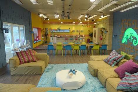 O Big Brother 11 da Alemanha, que aconteceu em 2011, trouxe um clima tropical para a casa, com animais pendurados no teto como decora&ccedil;&atilde;o e mesmo um galinheiro no complexo!