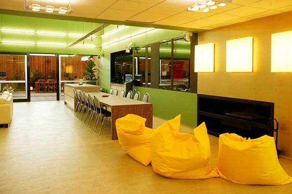 Em 2007, a sexta edi&ccedil;&atilde;o do programa na B&eacute;lgica apostou em uma decora&ccedil;&atilde;o mais natural, com uso de materiais que lembravam o bambu e cores agrad&aacute;veis, como verde claro e amarelo. A casa contava ainda com um jardim-estufa interno