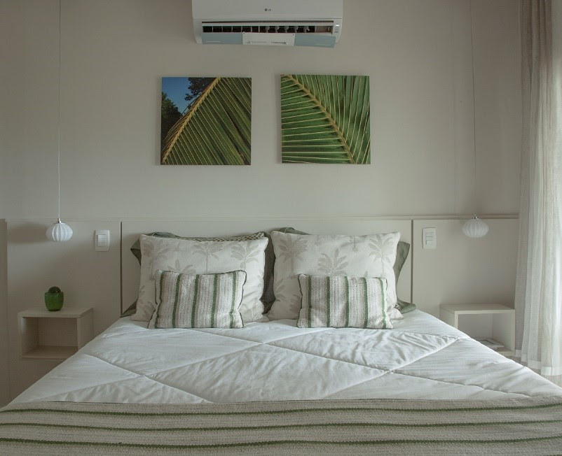 cabeceira-mesa-lateral-cama-casa.com (1) Com paleta neutra, o quarto criado pela designer de interiores Rose Diani tem mesas laterais soltas do piso, otimizando espaço graças a fixação oculta na cabeceira