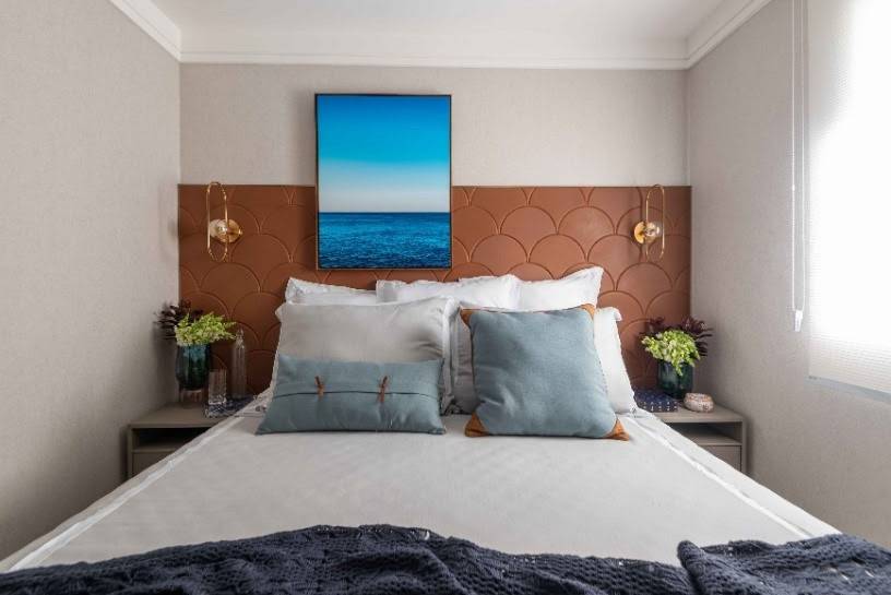 Nesta ideia da designer de interiores Daiane Antinolfi, h&aacute; mesas de cabeceiras id&ecirc;nticas (SCA Jardim Europa) posicionadas na altura da cama, trazendo sofistica&ccedil;&atilde;o ao quarto