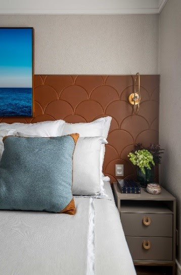 cabeceira-mesa-lateral-cama-casa.com (3) Nesta ideia da designer de interiores Daiane Antinolfi, há mesas de cabeceiras idênticas (SCA Jardim Europa) posicionadas na altura da cama, trazendo sofisticação ao quarto