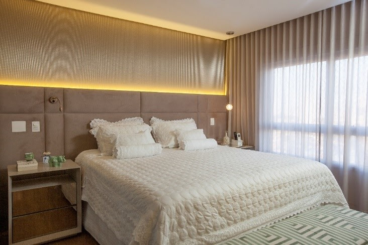 cabeceira-mesa-lateral-cama-casa.com (4) A arquiteta Patricia Cardoso de Mello usou led para valorizar a cabeceira estofada e o painel que veste a parede deste quarto de casal com mesa lateral espelhada