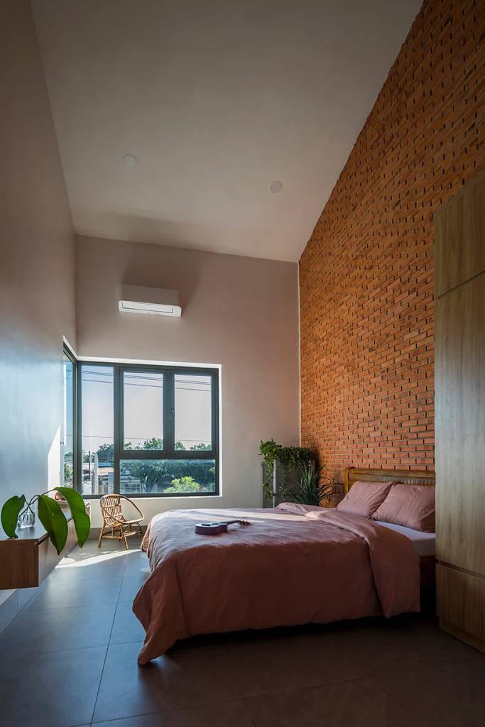 casa-e-inteira-revestida-de-telhas-e-tijolos-casa.com-12 Quarto do casal da casa revestida em tijolo
