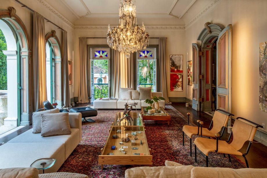 Um espaço clássico merecia uma seleção de design à altura. Para o Living Mutante, a arquiteta Gisele Taranto pensou em um mobiliário flexível e modificável. Nele, estão incluídas as cadeiras com bola de latão, peça original de Lina Bo Bardi. Um espaço clássico merecia uma seleção de design à altura. Para o Living Mutante, a arquiteta Gisele Taranto pensou em um mobiliário flexível e modificável. Nele, estão incluídas as cadeiras com bola de latão, peça original de Lina Bo Bardi.