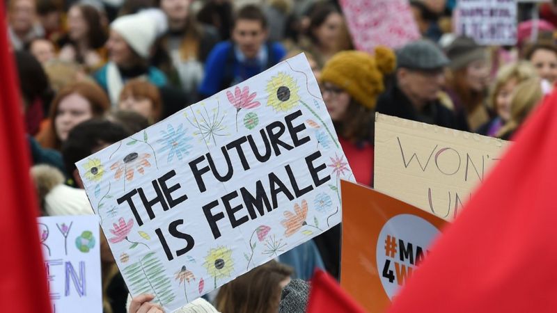 Cartaz de manifestação em Londres escrito 