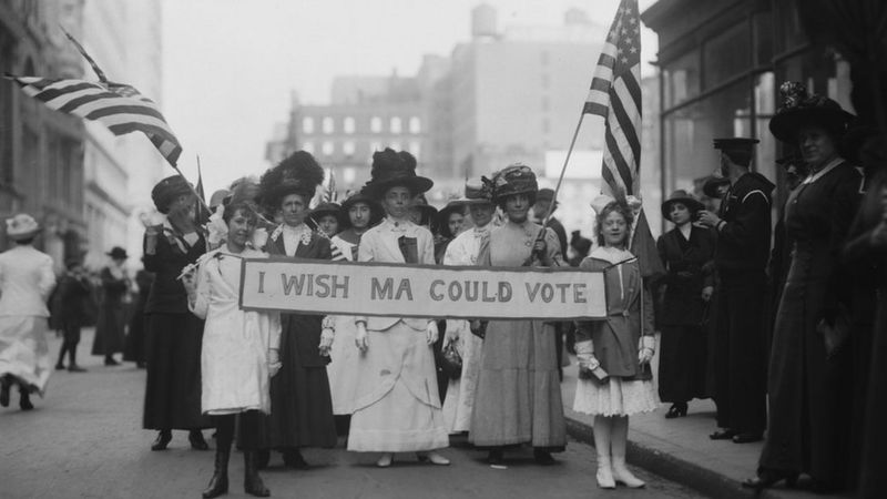 dia-das-mulheres-fotografias-09 Sufragistas nos Estados Unidos em 1913. No cartaz,
