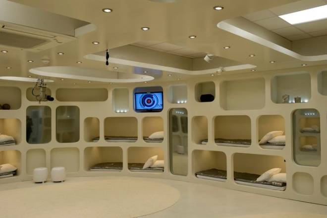 A d&eacute;cima segunda edi&ccedil;&atilde;o do Big Brother na Espanha dividiu os participantes em duas casas, a colorida e a branca. Esse era o display da branca, em que as camas ficavam embutidas na parede e a decora&ccedil;&atilde;o remetia ao futurismo