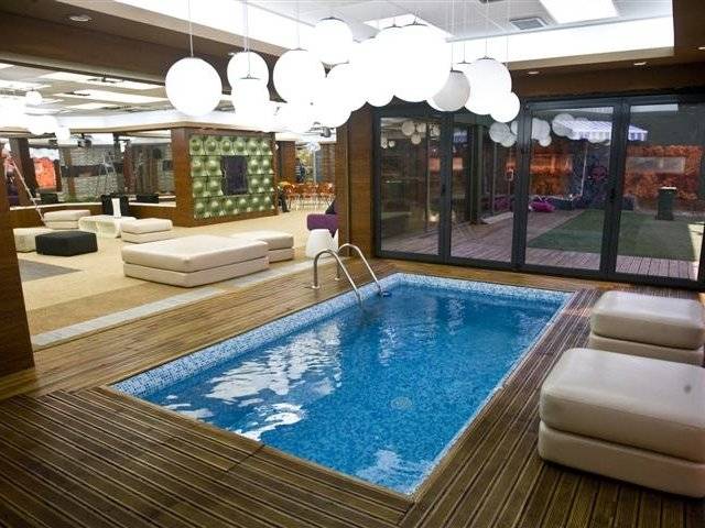 Gravada e produzida em Belgrado, a &uacute;nica edi&ccedil;&atilde;o do Big Brother da ex Iugosl&aacute;via, em 2011, tinha uma casa repleta de madeira. A decora&ccedil;&atilde;o contava tamb&eacute;m com tijolinhos e formas org&acirc;nicas, como flores e colmeias