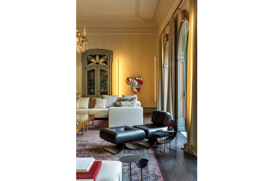 Com ares de galeria de arte, o espaço ainda recebeu a clássica poltrona Alta, de Oscar Niemeyer, em destaque na foto. Ainda, a mesa lateral Jardim, do portfólio de Jader Almeida, leva modernidade à composição. Com ares de galeria de arte, o espaço ainda recebeu a clássica poltrona Alta, de Oscar Niemeyer, em destaque na foto. Ainda, a mesa lateral Jardim, do portfólio de Jader Almeida, leva modernidade à composição.