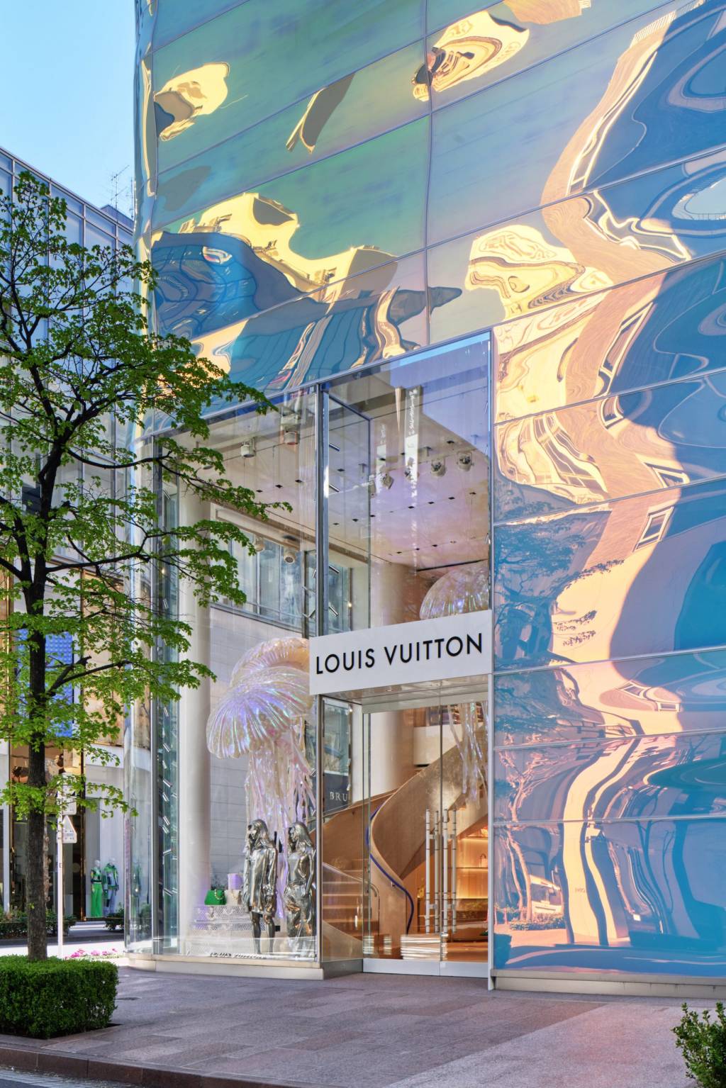 Psicodélico chic: loja da Louis Vuitton em Tóquio inspira-se na água