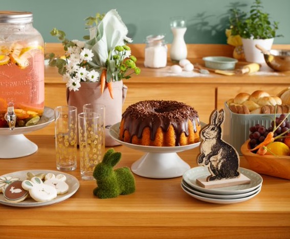 páscoa-coisinhas-decorar-tok-stock-04 Mesa de páscoa em madeira com coelhinhos de enfeite, vaso com flores e bolo de cenoura
