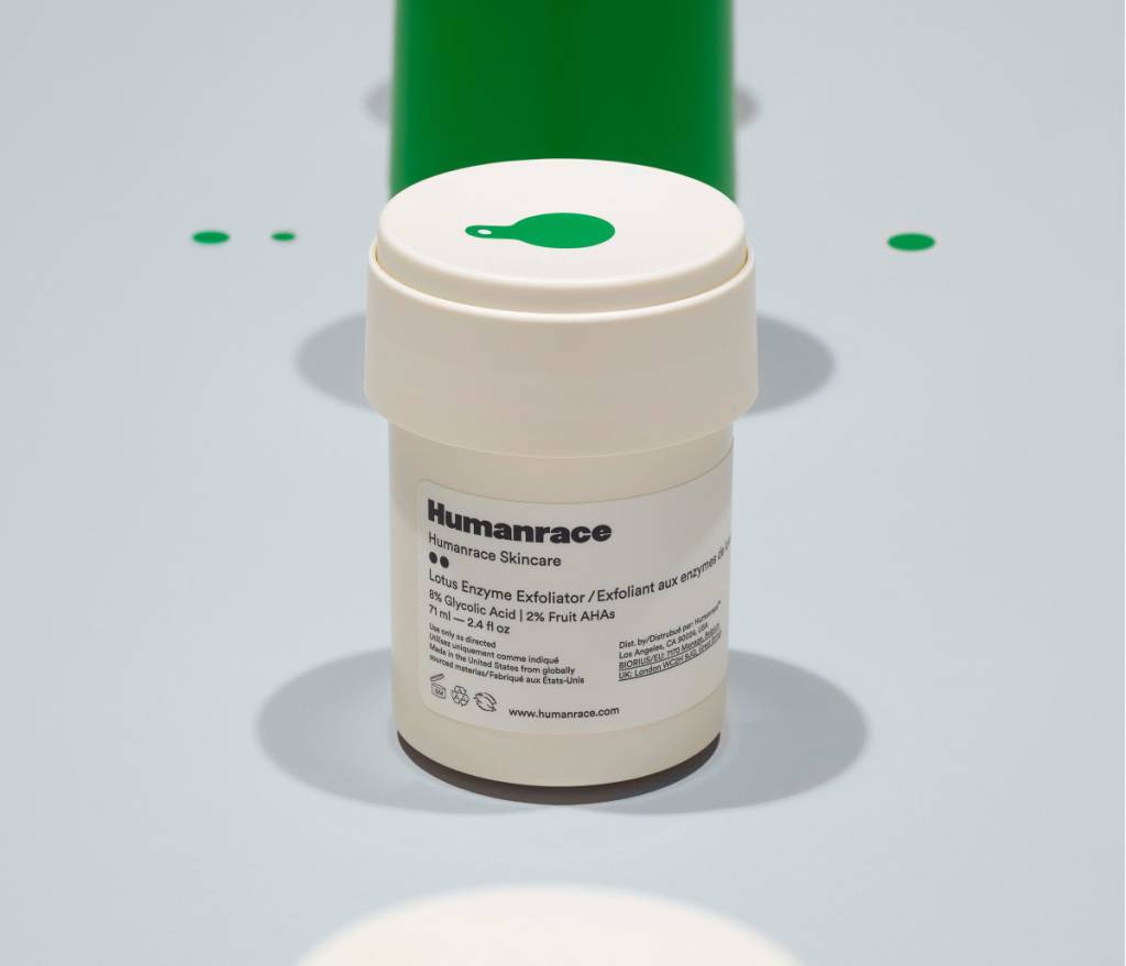 pharrell-williams-lanca-linha-de-produtos-de-skincare-pela-humanrace-casa.com-5 Produto de cuidado facial, com embalagem branca, cilíndrica em fundo branco azulado