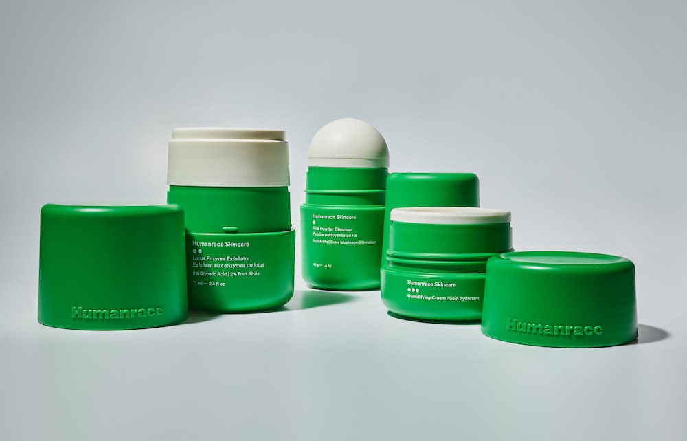 Produto de cuidado facial, com embalagem verde abertas, cilíndrica em fundo branco azulado