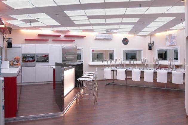 Na edi&ccedil;&atilde;o de 2007 do Big Brother da Pol&ocirc;nia, a decora&ccedil;&atilde;o abra&ccedil;ou um aspecto visual clean, com um branco majorit&aacute;rio e detalhes em vermelho, cinza e marrom