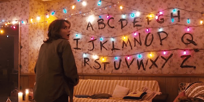 STRANGER THINGS - Imposs&iacute;vel n&atilde;o admirar a sacada de Joyce Byers para se comunicar com seu filho Will, perdido no mundo invertido. Da&iacute; as luzes e o alfabeto pintado na parede. N&atilde;o seguiu muito as tend&ecirc;ncias de d&eacute;cor, mas n&atilde;o podemos dizer que n&atilde;o &eacute; funcional!