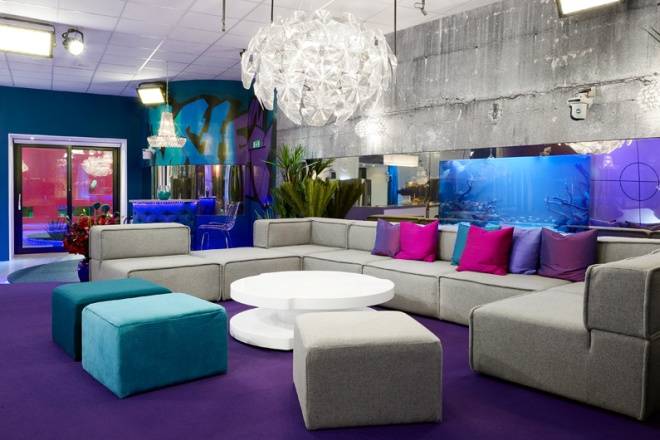 No Big Brother 5 da Su&eacute;cia, em 2011, o d&eacute;cor da casa era mais s&oacute;brio e apostou em cores como roxa, rosa e azul
