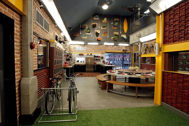 Nos Estados Unidos, o Big Brother 13 (2011) apostou em muitas cores e objetos decorativos diversos para a casa, com estilos diferentes em cada c&ocirc;modo