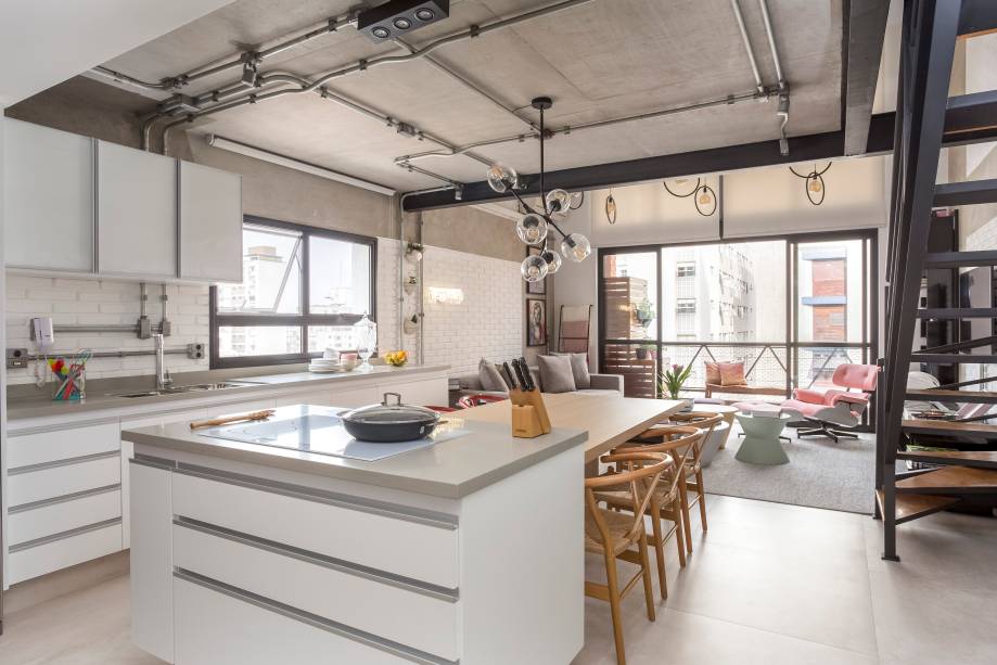 Projeto de loft do Korman Arquitetos utilizou cozinha em ilha.
