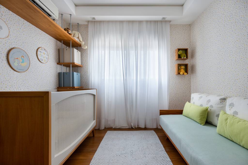 Quarto de bebe traz toques de cinza, amarelo e bichinhos Quarto de bebe traz toques de cinza, amarelo e bichinhos