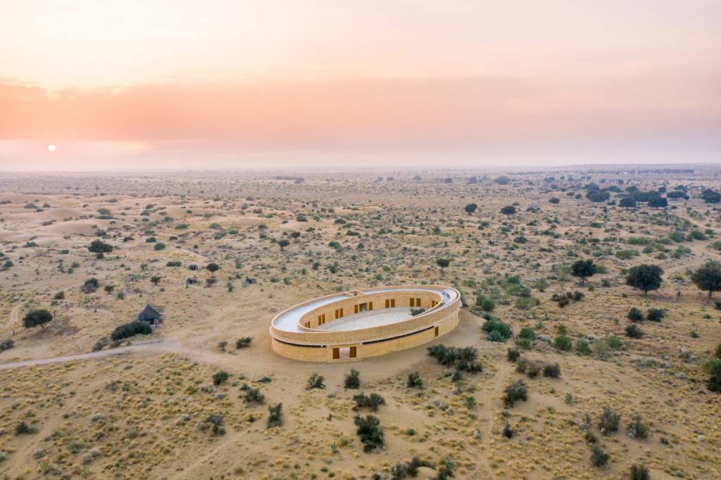 Arquiteta cria uma escola para meninas na Índia no meio do deserto! Arquiteta cria uma escola para meninas na Índia no meio do deserto!