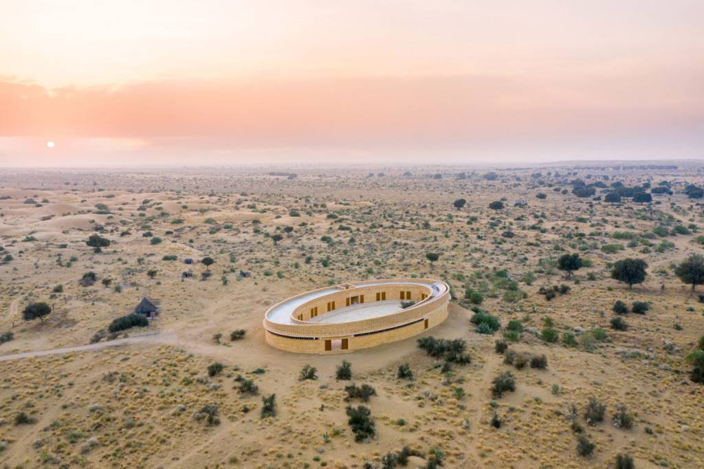 Arquiteta cria uma escola para meninas na Índia no meio do deserto!