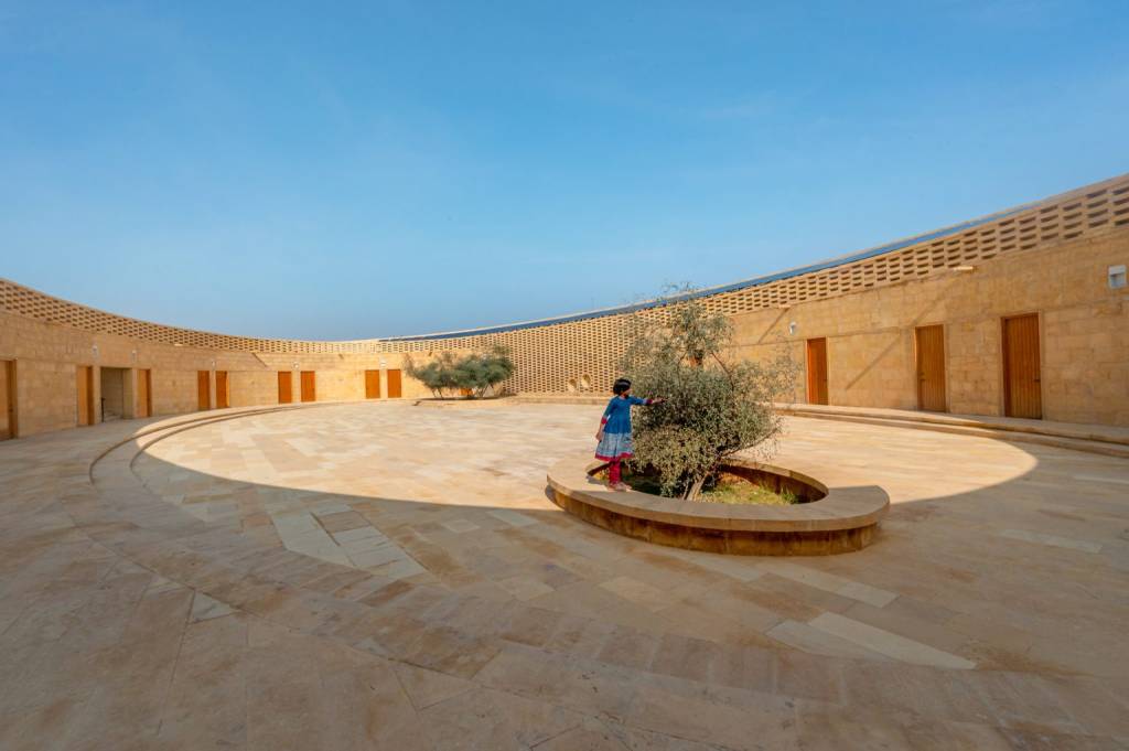 Arquiteta cria uma escola para meninas na Índia no meio do deserto! Arquiteta cria uma escola para meninas na Índia no meio do deserto!