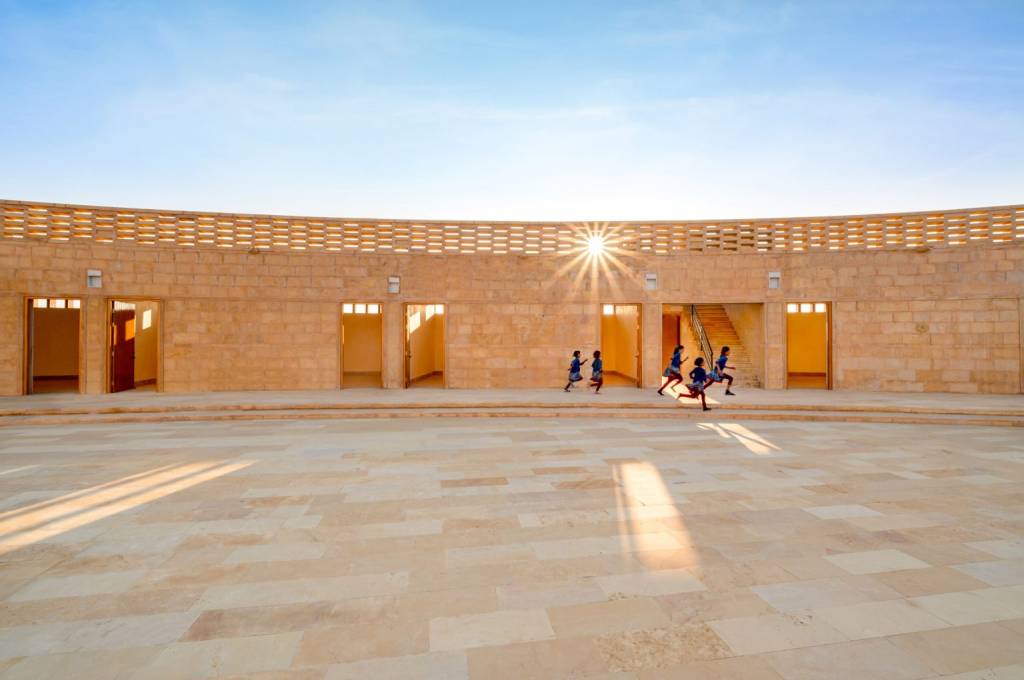 Arquiteta cria uma escola para meninas na Índia no meio do deserto! Arquiteta cria uma escola para meninas na Índia no meio do deserto!
