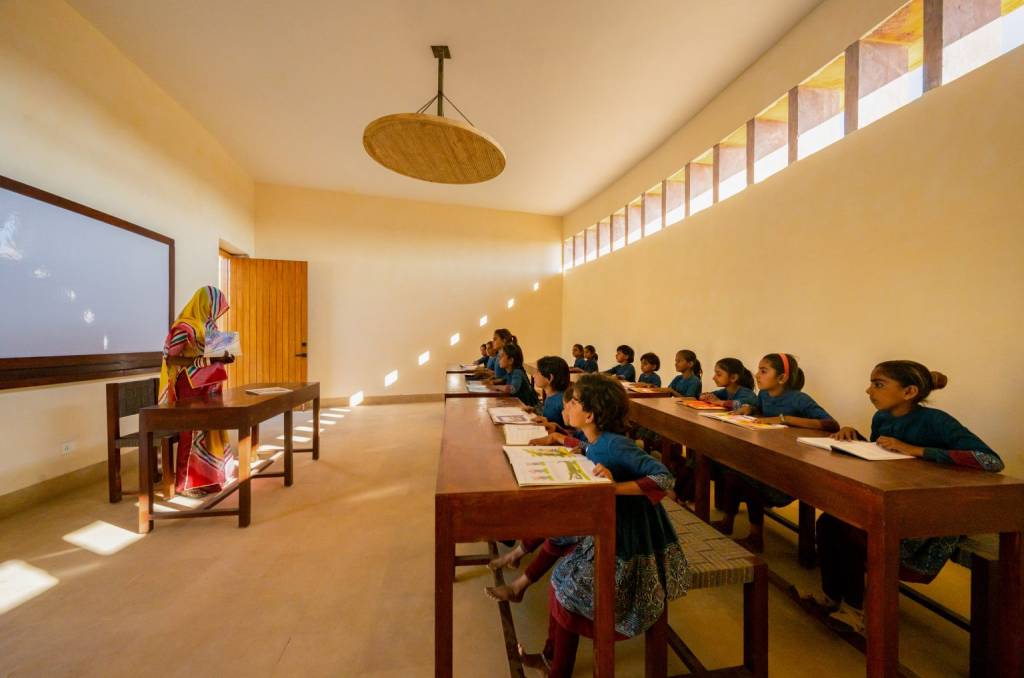 Arquiteta cria uma escola para meninas na Índia no meio do deserto!