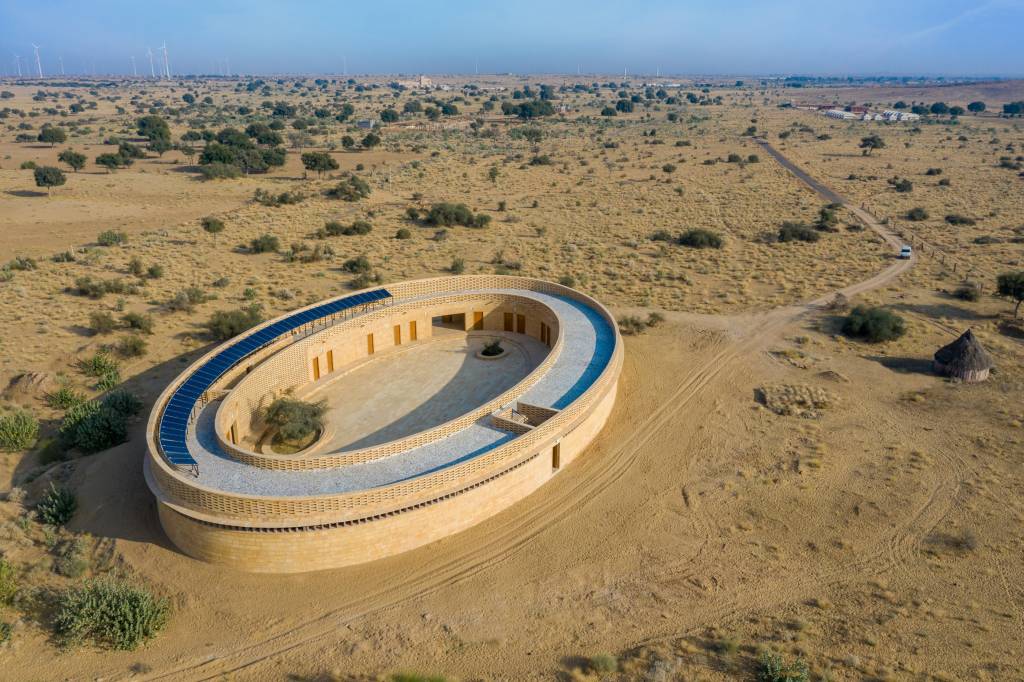 Arquiteta cria uma escola para meninas na Índia no meio do deserto! Arquiteta cria uma escola para meninas na Índia no meio do deserto!