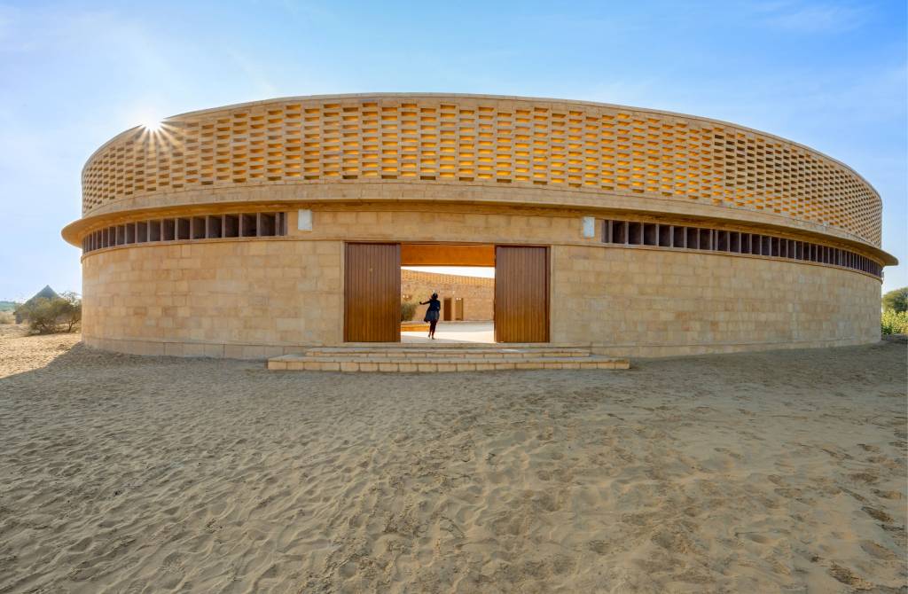 Arquiteta cria uma escola para meninas na Índia no meio do deserto! Arquiteta cria uma escola para meninas na Índia no meio do deserto!