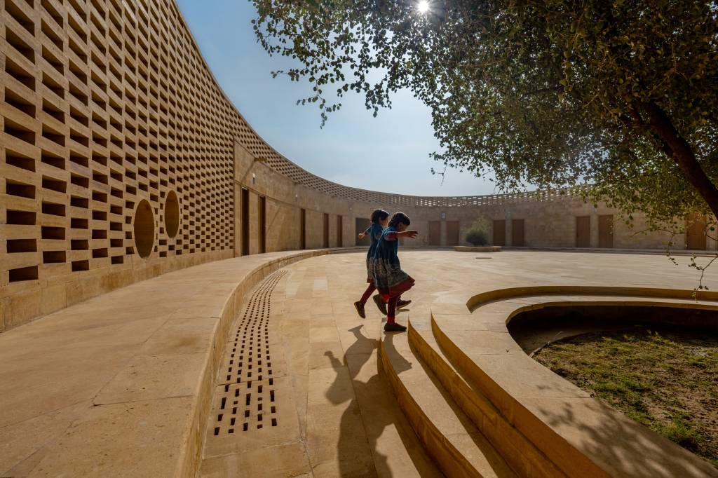 Arquiteta cria uma escola para meninas na Índia no meio do deserto! Arquiteta cria uma escola para meninas na Índia no meio do deserto!