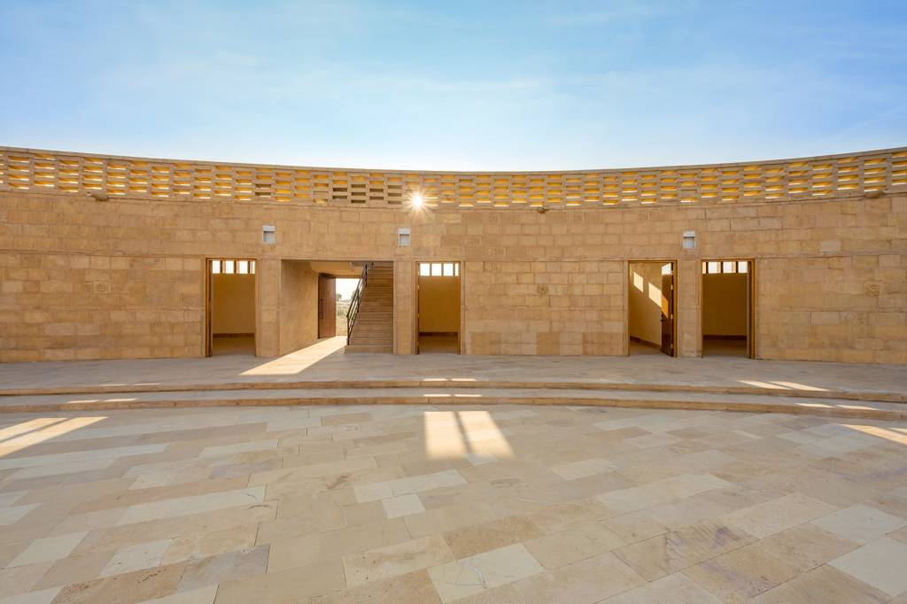 Arquiteta cria uma escola para meninas na Índia no meio do deserto!