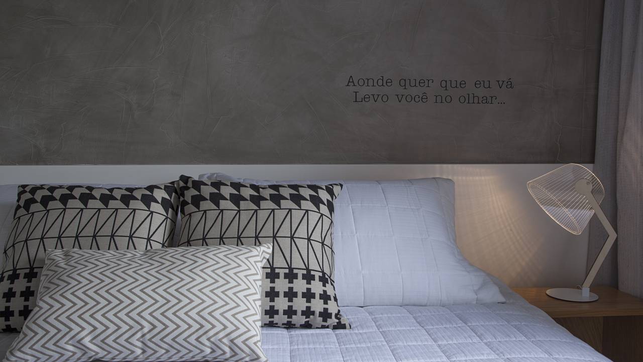 Neste projeto do arquiteto Bruno Moraes, uma estrofe de uma música “Aonde Quer Que eu Vá”, da banda Paralamas do Sucesso”, marcou o pedido de casamento dos moradores. De forma delicada, foi aplicada na parede com acabamento que remete ao efeito do cimento queimado