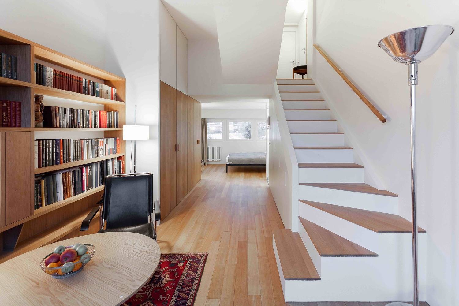 Com mobiliário essencial, flat de 33 m² fica amplo e funcional
