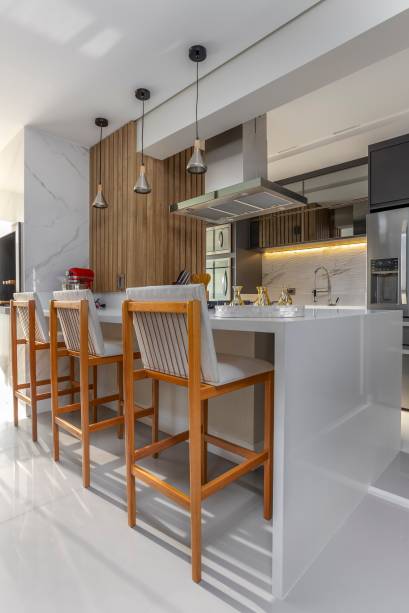 Com uma ilha reservada para o cooktop, a cozinha se tornou um lugar mais agradável e funcional. A bancada oferece espaço para preparo dos alimentos e refeições rápidas com as banquetas altas. Na decoração, cores leves e o sistema de iluminação eficiente Com uma ilha reservada para o cooktop, a cozinha se tornou um lugar mais agradável e funcional. A bancada oferece espaço para preparo dos alimentos e refeições rápidas com as banquetas altas. Na decoração, cores leves e o sistema de iluminação eficiente