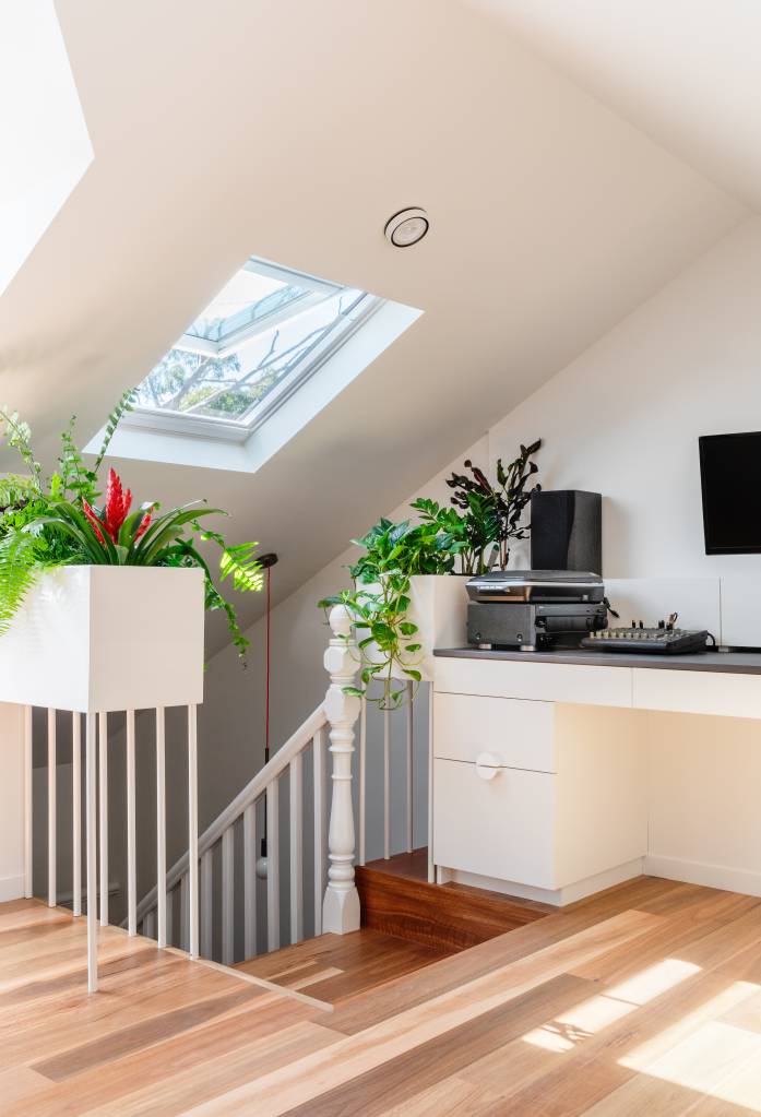 sotao-e-transformado-em-home-office-quarto-e-lavanderia-casa.com-148771-Theexistingstai sotao-e-transformado-em-home-office-quarto-e-lavanderia-casa.com-148771-Theexistingstai