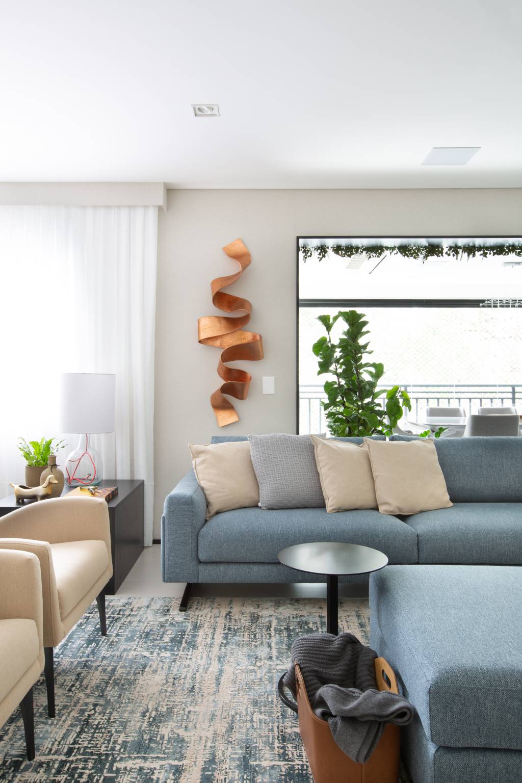 1-estilo-contemporaneo-e-detalhes-em-azul-marcam-este-ape-de-190-m-2 1-estilo-contemporaneo-e-detalhes-em-azul-marcam-este-ape-de-190-m-2
