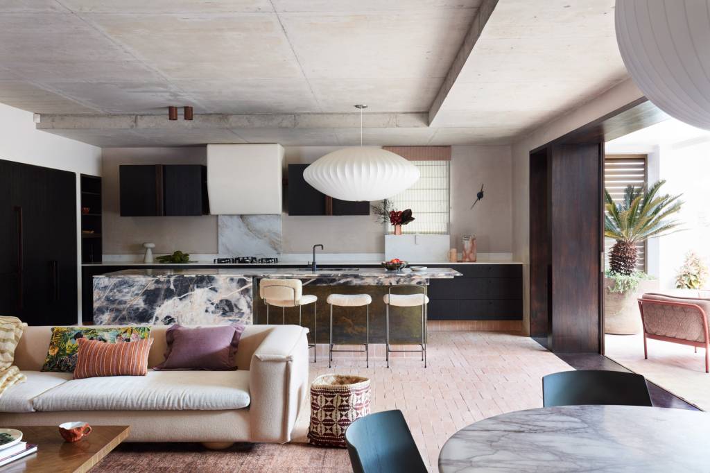 10-interiores-com-decoracao-calma-para-aliviar-o-estresse-casa.com-1 Sala de estar integrada com cozinha, em tons claros, que se conecta ao jardim