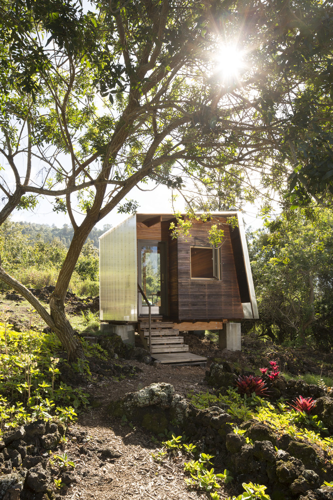 5-casa-de-22-m-2-recebe-projeto-de-visao-ecocentrica-e-de-amor-pela-terra Pavilhão fechado e estrutura conectada ao solo e projeto de visão ecocêntrica