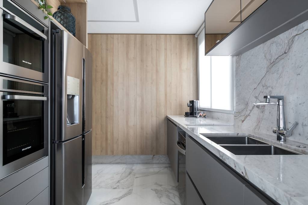 5-dicas-para-a-cozinha-perfeita-casa.com-3 EM_210121_AG_2231 Cozinha com armários cinza e parede com revestimento de madeira