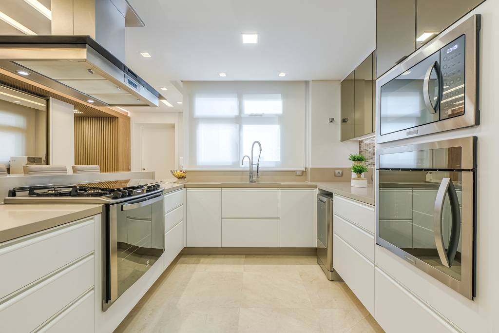 5-dicas-para-a-cozinha-perfeita-casa.com-4 marcelo_stammer4549 Cozinha com armários brancos, bancada da pia continua em U, feita em pedra