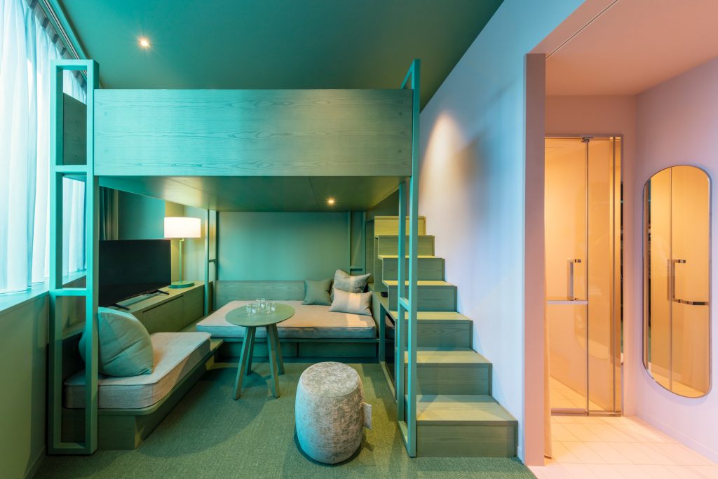 Hotel-tem-quarto-com-duas-cores-dezeen 03