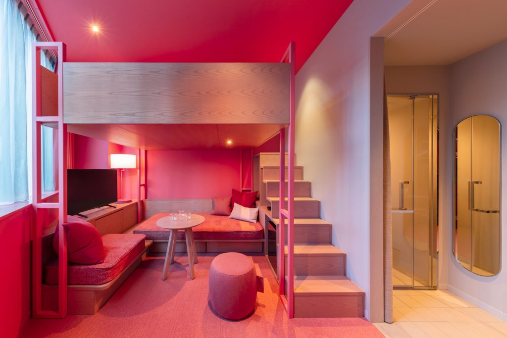 Hotel-tem-quarto-com-duas-cores-dezeen 04