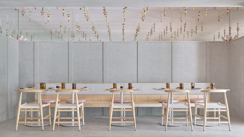 Restaurante-combina-candy-colors-com-objetos-de-design-dezeen 01 Restaurante-combina-candy-colors-com-objetos-de-design-dezeen 01